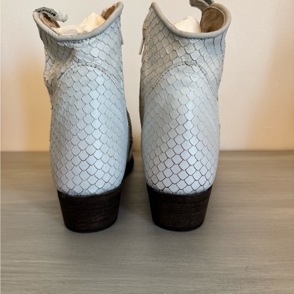New Artisan by Zigi Western White Snakeskin Design Leather Ankle Boots size 6 - Picture 4 of 7